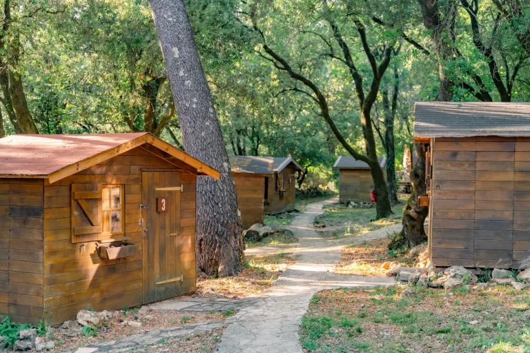 Cabanon-chalet-bois-exteireur-1-Le-Hameau-de-lEtoile-768x512 (1)