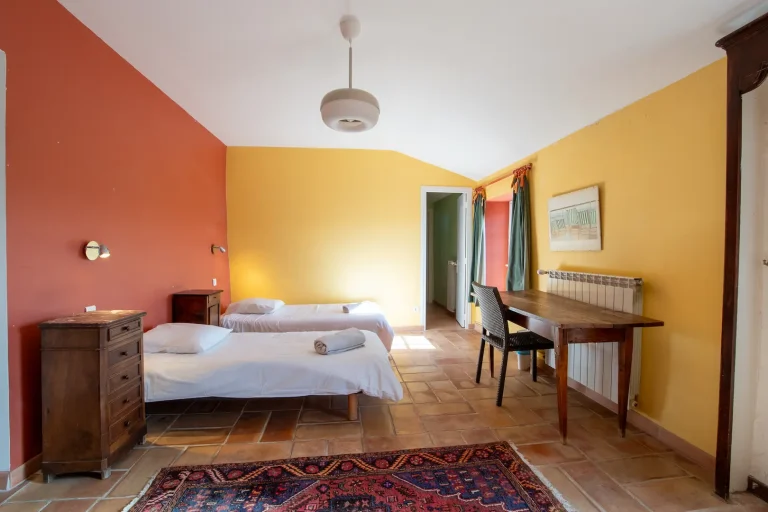 Chambre-double-salle-de-bain-pigeonnier-Le-Hameau-de-lEtoile-768x512